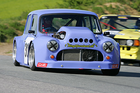 Henrik Olesen i den nye Austin Mini Cooper-klon.